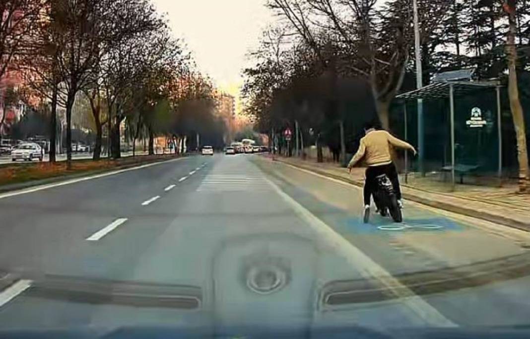 Bisiklet sefasında az kalsın aracın altında kalıyordu! Konya'da o anlar anbean kaydedildi 1